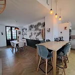 Maison Avec Dependance, Proche De La