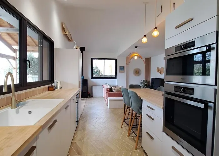 Maison Avec Dependance, Proche De La